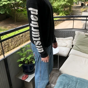 Svart stickad tröja  - Clean tröja med stickade texter på armarna. Det står disturbed. Storlek medium. Riktigt fin passform. 