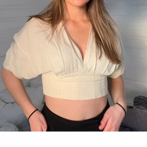 Topp från zara - Beige topp i linnematreal från zara. Storlek S. Använd vid ca 2 tillfällen. Frakt tillkommer på 66kr. 