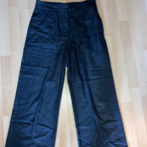 Zara kostymbyxor  - Jättefina kostymbyxor från zara i ett lite tjockare material. Sitter superbra! Köpt för 499kr