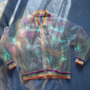 Genomskinlig jacka - Genomskinlig, lite holografisk jacka. Super häftig men kommer inte till användning. Använd ca 2 gånger. Storlek S-M