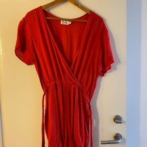 Byxdress i röd - Flowy romper i klarrött från NA-KD. Storlek M