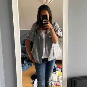 Kortärmad jacka - Skitsnygg kortärmad grå jacka som passar till allt #jacka #noanoa