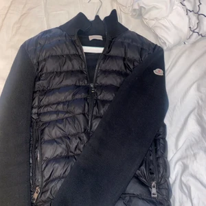 Moncler Cardigan - Moncler Cardigan från Abcd, Göteborg. Inga synliga defekter, någon tråd som har gått upp på armen bara annars är den som ny.