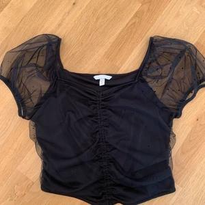 Topp från H&M  - - Svart topp från H&M  - Knappt använd - Passar S/M du 