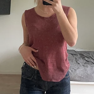 Vinrött linne - Stickat ish linne köpt på en butik på Öland, storlek 40 men passar mig som har xs i vanliga fall, köparen står för frakten på 49kr 