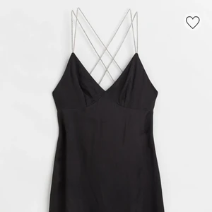 Fest klänning  - -Fin klänning från H&M  -aldrig använt  -köpte flera olika klänningar inför en fest och hann aldrig lämna tillbaka denna. Därav säljes  -nypris 299 