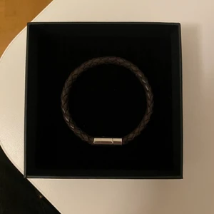 Snyggt armband oanvänd - Mörkbrunt armband som passar till allt, nypris: 698kr mitt pris: 300 kr