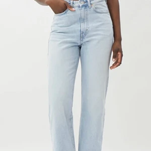 Weekday jeans - Säljer ett par weekday jeans i strl W29 L30 och modellen Rowe, då de knappast har kommit till användning. Väldigt fint skick!  Nytt pris 500kr Mitt pris 299kr