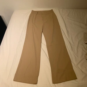 Kostymbyxor  - Beiga kostymbyxor i storlek M som jag aldrig använd då de är för stor på mig eftersom jag har storlek S/XS på byxor. De är 103cm långa. Köparen står för frakt💞