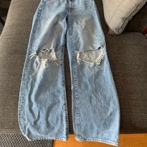 Håliga mörkblåa Jeans ifrån lager 157. Köpa förra året men glömdes bort i garderoben🫣 säljer därför dom billigt, väldigt fina i passform och sitter super bra i storlek xs