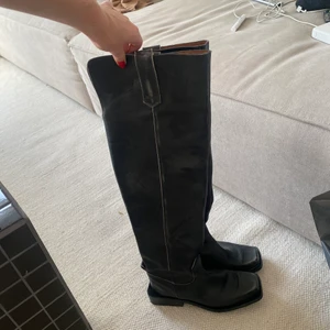 Ganni Leather biker boots  - Knähöga läderstövlar från ganni i läder. Slitna i stilen, och i gott skick! 