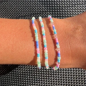 Pärlarmband - Pärlarmband med valfri storlek, färg & mönster 💐 2 armband för 32kr, 3 armband för 42kr, 4 armband för 52kr, 5 armband för 62kr. Blomarmband kostar 40kr Frakten kostar 13kr 🌸
