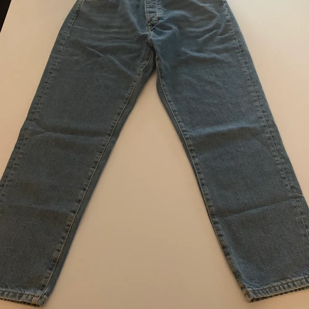 Ett par blå jeans med knappar istället för dragkedja. Fint skick och köparen står för frakten. Nypris: 349kr . Jeans & Byxor.