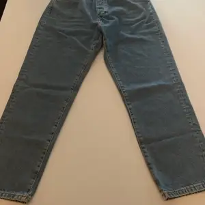 Ett par blå jeans med knappar istället för dragkedja. Fint skick och köparen står för frakten. Nypris: 349kr 