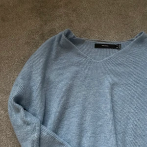 Stickad tröja  - FINNS FORTFARANDE KVAR!! Såå mysig stickad tröja🤍. Passar perfekt till hösten/vintern. Köpt på Vera Moda för 500kr. Storleken är L men men sitter som mindre storlekar. Direktpris 300kr+frakt🤍TRYCK INTE PÅ KÖP NU!!