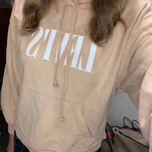 Levis hoodie  - Storlek S damstorlek, inte använd mycket i bra skick inga defekter 