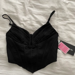 Pretty little thing korsett topp - Superfin svart korsett topp från PLT i storlek 34. Aldrig använd och i helt nytt skick. Säljer eftersom den är för liten för mig.🥰 100kr+frakt