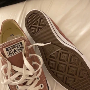 Converse - Lila röda Converse som aldrig kommit till användning! Köparen står för frakten 