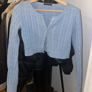 Croppad kofta Brandy melville - TRYCK INTE PÅ KÖP DIREKT🙏🏽 skriv till mig vid intresse! Croppad kofta från brandy melville. Knappt använd 