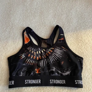 Träningstopp  - En träningstopp från Stronger, skönt material och sitter på plats!!💕köparen står för frakten!