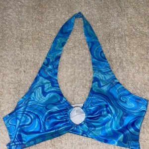 Blå halter topp - Blå halter topp med mönster. Aldrig använd. 