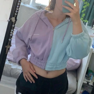 Croppad hoodie - Pastellfärgad croppad hoodie från Boohoo! Den har två fläckar men de är inte särskilt synliga i verkligheten🦋👍🏼