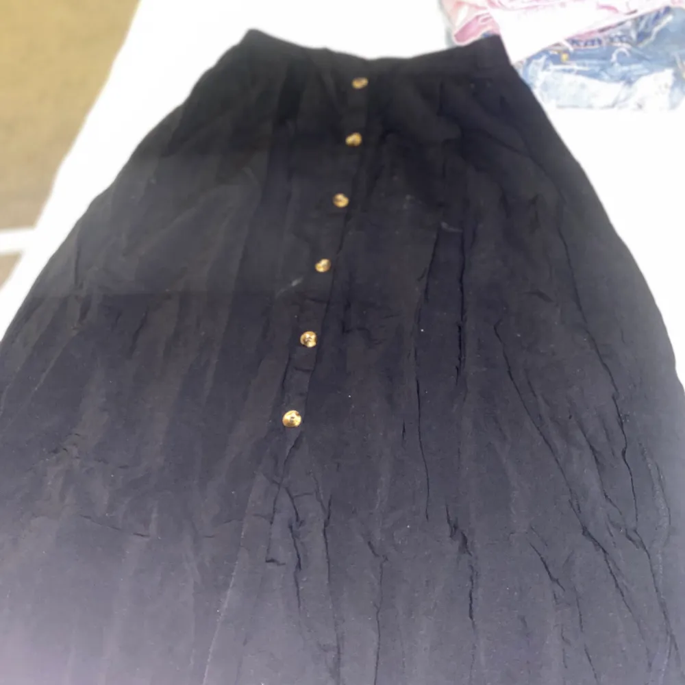 En svart kjol från new yorker i storlek 34. Använd Max 3 gånger. Den är varken en kort kjol eller en lång kjol den är lite som tre kvartsbyxor typ över knäna(70cm lång vad ja räknade ut) . Kjolar.