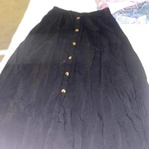 En svart kjol från new yorker i storlek 34. Använd Max 3 gånger. Den är varken en kort kjol eller en lång kjol den är lite som tre kvartsbyxor typ över knäna(70cm lång vad ja räknade ut) 