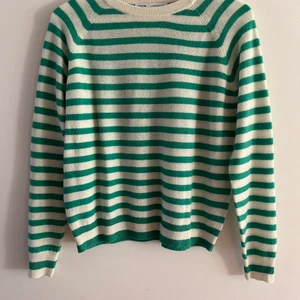 Randig zara tröja - Vit och grön randig zara tröja. Stickad i 100% Ull. Säljer då jag endast använt tröjan 2 gånger.💚🤍