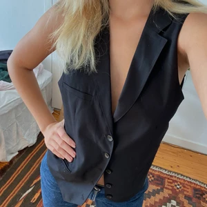 Kostymväst  - Trendig kostymväst, i gott skick och i princip aldrig använd. Skriv för fler bilder elr vid frågor! 💘