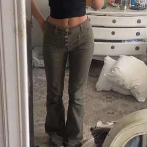 Jeans - Gröna bootcut jeans med fickor fram och bak, passar en 34-36 skulle jag säga🤍 Jag är 168, frakt 60kr
