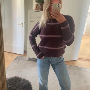 Stickad tröja - FINNS KVAR! Superfin rosa/lila stickad tröja från Moss copenhagen! Väldigt fint skick! Nypris 800kr. Den är i storlek s/m men skulle säga att den passar till dem som har mellan  xs-m