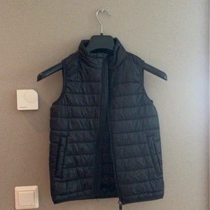 Väst  - Barn väst, använd fåtal gånger, inga hål osv. Två fickor finns och en perfekt väst mot hösten. 