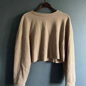 Beige/ brun croppad tröja från Zara med rå hem - Beige/ brun croppad tröja från Zara med rå hem. Köpt får några år sedan oxh har mindre noppor men i gott skick! 