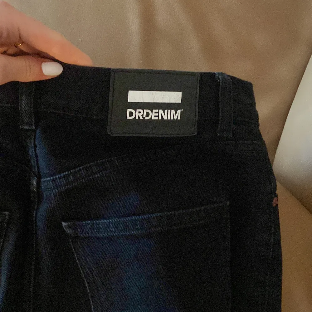 Svarta dr denim jeans som säljes då de har blivit för stora. Bra skick och supersköna byxor i stl 28/32 skulle säga att det motsvarar 38 i storlek. Byxorna är raka i modellen och är medel/högmidjade . Jeans & Byxor.