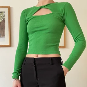 Grön tröja - Så fin tröja som inte kommer till användning! Flyttar utomlands snart och kommer enbart ha tid att posta fram tills 8/9 så passa på!! 💘 TRYCK INTE PÅ KÖP DIREKT!