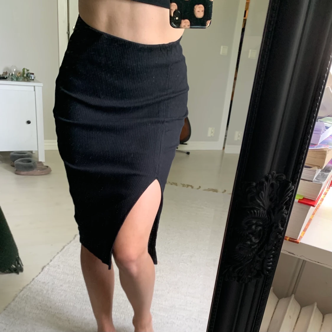 Svart kjol med slits - 91