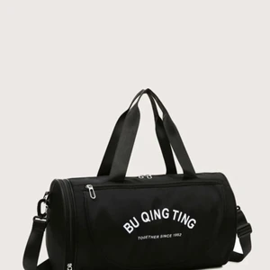 Väska - En perfekt gymväska! Får plats med allt man behöver, finns ett speciell fack för skor och ett fack som är plastat som man tex kan ha vattenflaskan i!! Köpt för 170kr! Kan postas eller hämtas i Åmål!  Frakt - 66kr