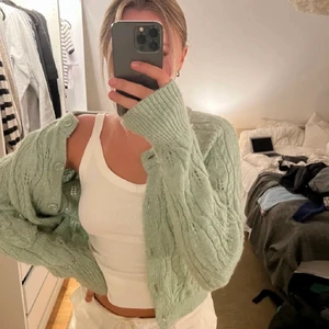 Grön Zara kofta - Säljer denna kofta från Zara. Supersnygg till hösten! Skicket är bra, det finns inga fläckar, hål osv💞 TRYCK INTE på köp nu, utan skriv ist. Storlek M men liten i storleken. Lånade bilder av Klara1234🌸 