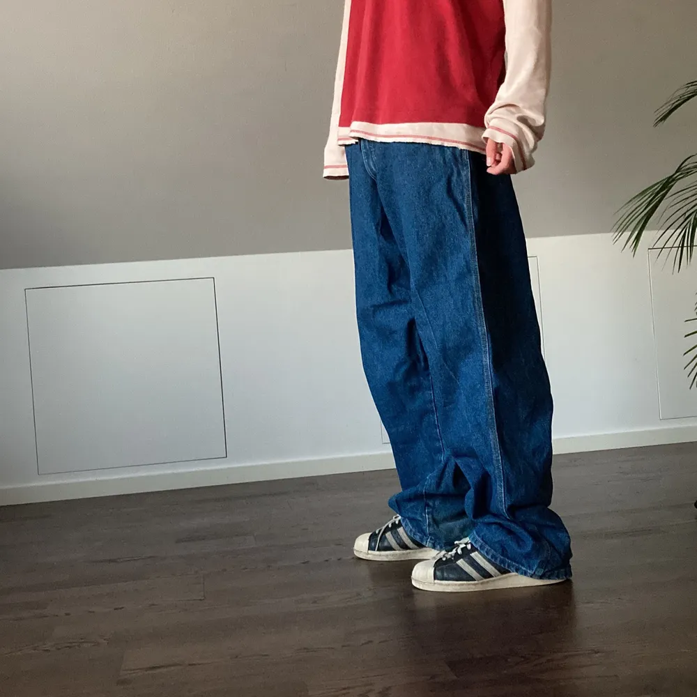 Väldigt stora Riggs workwear Wrnagler Baggy jeans i bra skick midjemått:100 cm men funkar med bälte  lite långa på mig som är 180   . Jeans & Byxor.