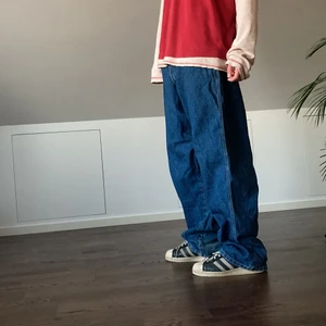 Baggy wrangler Jeans  - Väldigt stora Riggs workwear Wrnagler Baggy jeans i bra skick midjemått:100 cm men funkar med bälte  lite långa på mig som är 180   