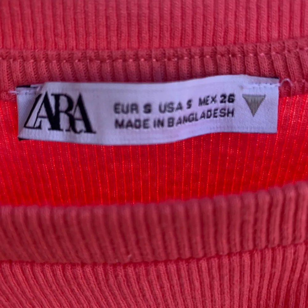 Säljer min fina volang tröja från zara köpt i juni bara testad men tog ändå av lappen💕 köpt för 119kr säljs för 49kr+49kr frakt. T-shirts.