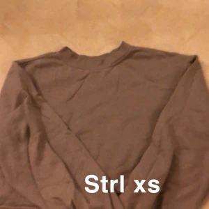 Sweatshirt  - En ljusbrun sweatshirt knappt använd. 