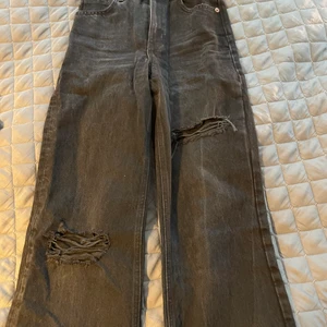 Zara jeans - Säljer mina jeans från Zara då jag ej trivs i dem. De är i storlek 34 men är avklippta vid anklarna men passar mig som är 160 cm!