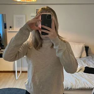 Beige polotröja  - Beige polotröja från hm i storlek xxs. Den passar xs också. Jättebra skick. 