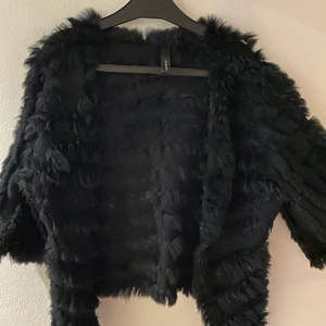 Fakepäls kofta  - Svart fejkpäls kofta 