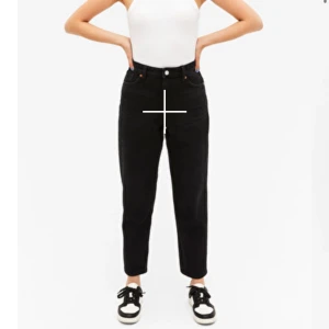 monki taiki high waist jeans - Ett par byxor från Monki i modellen taiki high waist ballong leg i storlek 24. Jeansen har inga slitage och är väl bevarade då jag inte riktigt gillar hur modellen sitter på mig. Jag säljer för 300 inklusive frakt och nypriset är 400❤️😽