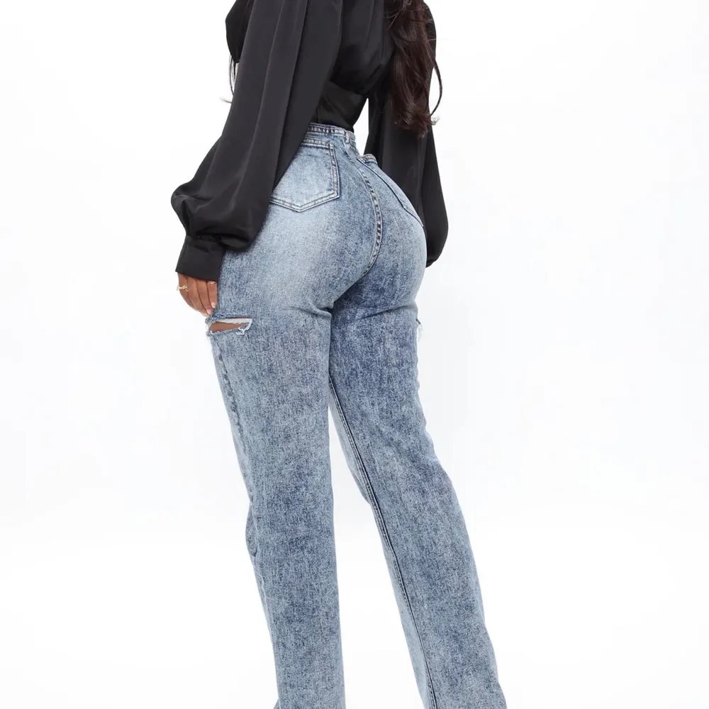 säljer mina fashion nova jeans i storlek 7 eftersom de inte kommer till användning🌸 skriv för egna bilder😊 passar mig med 38/40🌸. Jeans & Byxor.