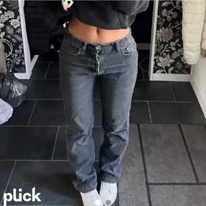 Säljer dessa jeans från zara då jag inte använder de längre! Midrise❤️‍🔥 LÅNAD BILD