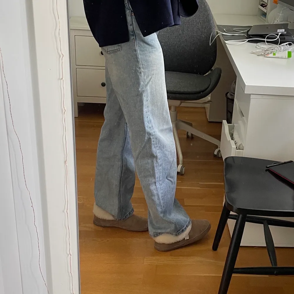 Storlek 36, miderise, ljusblåa, jag är 175 cm lång för referens ✨ nypris 499 kr. Jeans & Byxor.